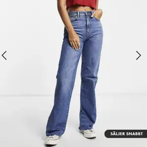 Jättefina mörkblå jeans. Använda ett fåtal gånger, säljer pga. att de är för stora för mig som vanligtvis har 34. Nypris 259kr