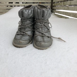 Moonboots - Silvriga moonboots, ytterlagret som släppt lite ifrån. Storlek 37, spårbar frakt 66kr❤️‍🔥