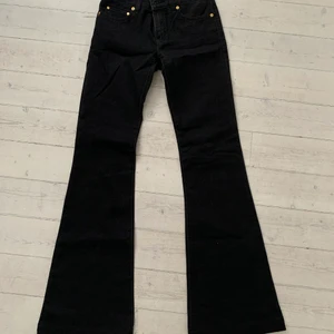 Flare jeans Michael Kors svarta - Använda ett fåtal gånger, därav väldigt bra skick. Skönt material. Ordinarie pris 1800kr