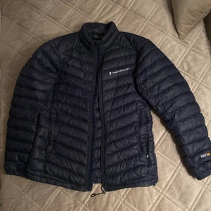 Peak performance jacka - Säljer min Peak performance jacka som är i storlek M. Jackan köptes i mars månad för 1600kr och nu säljer jag den för endast 599kr!