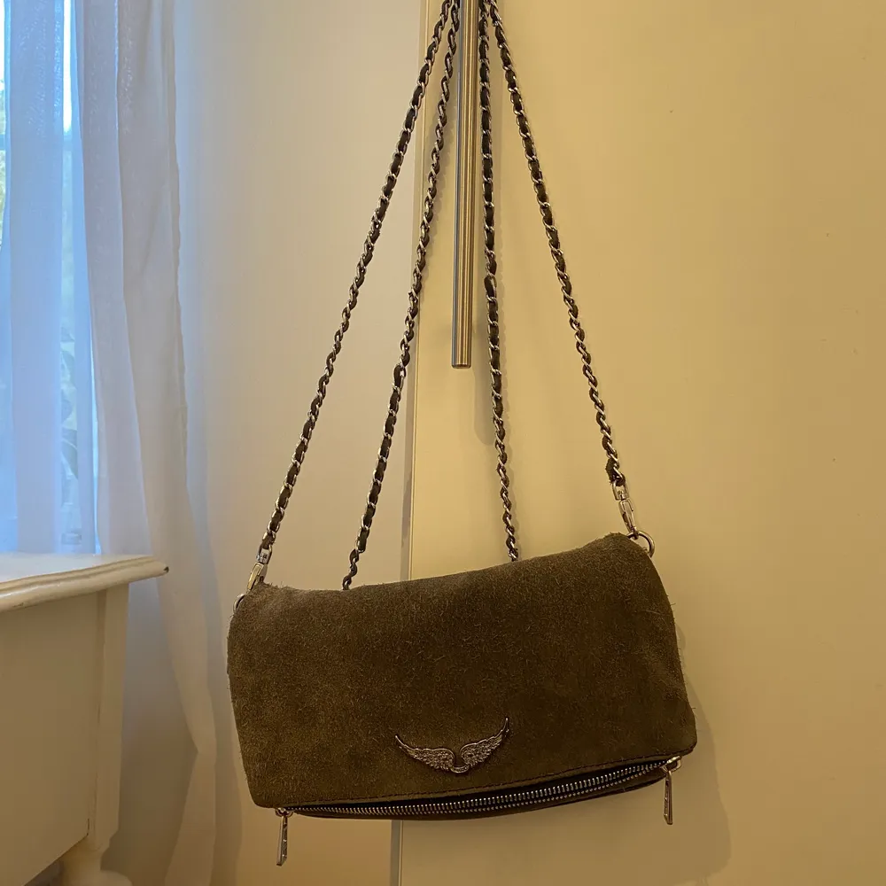 Grå Zadig & Voltaire väska i mocka. Använd, men fortfarande i relativt fint skick. Två band, dustbag och kvitto medföljer. Köparen står för frakten på 66 kr. Det är bara att kontakta mig om ni har frågor 💕. Laukut & Käsilaukut.