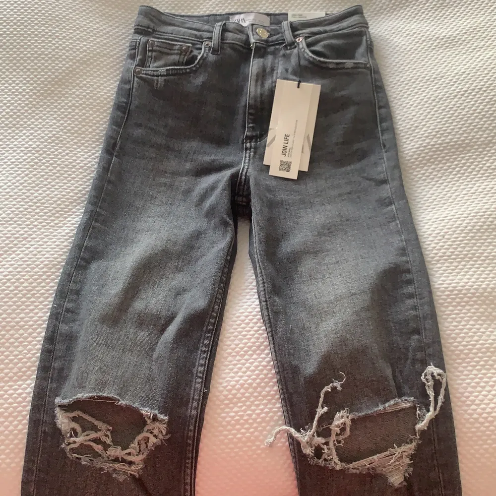 Helt nya zara jeans, med lappen kvar. Passar inte mig då det är för långa, där av att jag säljer det. Det är då jeansen på bilden. ”JEANS HIGH RISE FULL LENGTH”. Pris kan diskuteras vid snabb affär!!👖👖👖 Kan anväda plick safepay om köparen vill!!!!. Jeans & Byxor.