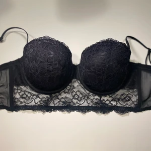 Balconette/korsett  - Svart med spets balconette/korsett topp med lite vaddering från HM! Justerbar både bak och banden vid axlarna, aldrig använd och provad en gång. 😚 Storlek 75D, frakt tillkommer