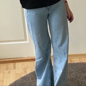 Weekday jeans - Snygga weekday jeans, ritat någit på baksida. 
