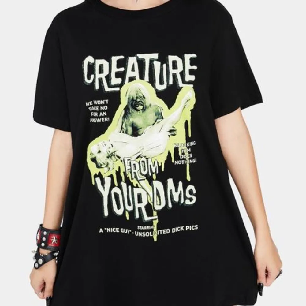 Säljer min coola Dollskill T-shirt i oversized fit då den inte riktigt är min stil längre, den är i bra skick ✨ (första bilden är lånad från Dollskills hemsida). T-shirts.