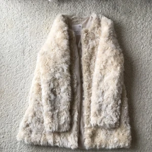 Pälsjacka  - Så otroligt gosig och fin jacka från Zara. Strl 152 cm, men funkar på XS om man vill ha den lite kortare. Varm och go! 200kr