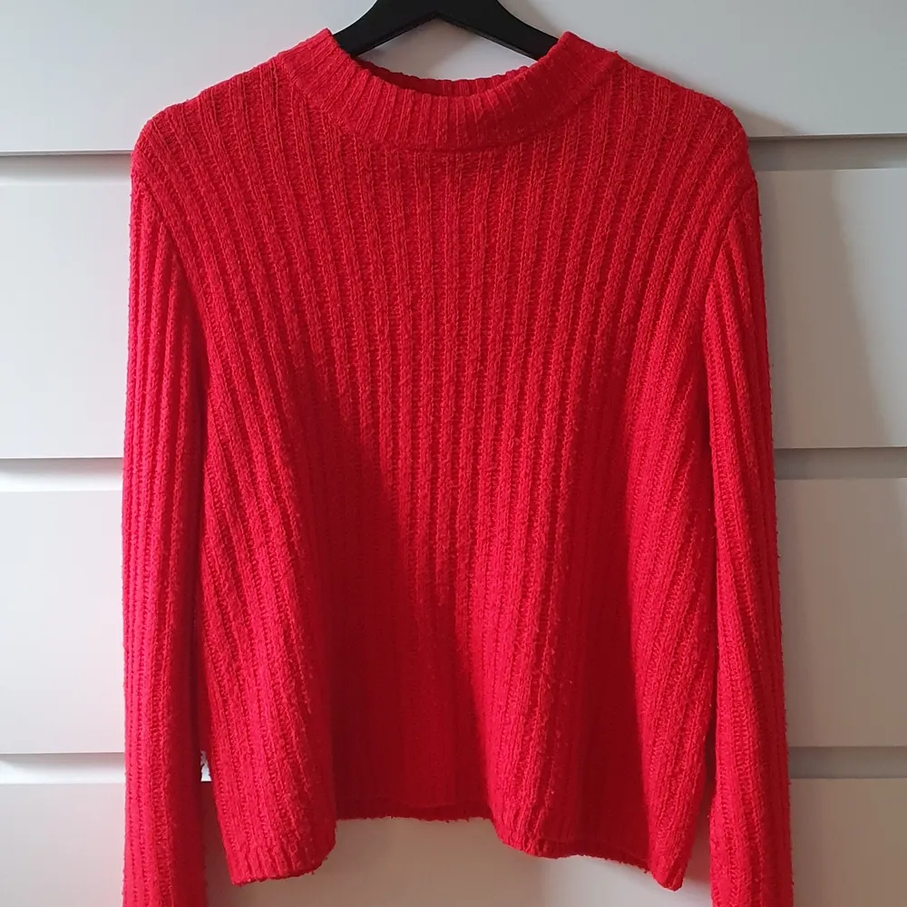 En röd Stickad tröja från H&M, i skorleken S men skulle ändå säga att den är relativt stor och sitter som en storlek M. Swish eller paypal funkar utmärkt. Alltid fri frakt :) . Tröjor & Koftor.