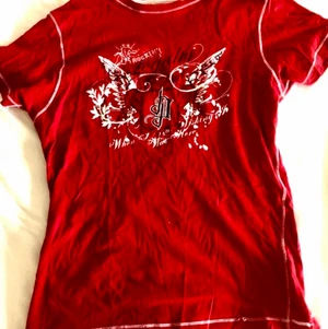 Röd T-shirt  - Röd rock T-shirt! Gratis frakt. Kontakta via intressen eller frågor!