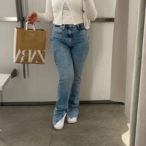 Zara jeans  - Ljusblå Zara jeans med slits längst ner! Storlek 36. (Jeansen är klippta längst ner så att de går precis till golvet på mig som är 159)