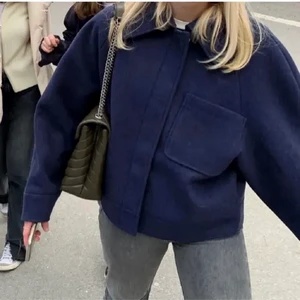 NA-KD jacka - Säljer denna slutsålda jacka ifrån NA-KD, den är köpt hör på plick för 800kr men säljer vidare den för den är för stor, bud börjar på 500kr, vid flera bud blir det budgivning💗