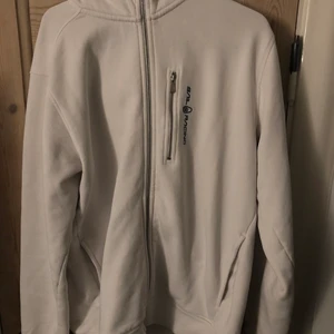 Sail Racing Hoodie - Sail Racing hoodie. Väldigt skön och köpt på Johnells för 1399kr. Fläckar på vänstra ärmen som man ser på bilden, vet ej om man kan tvätta bort så pris går absolut att diskutera.