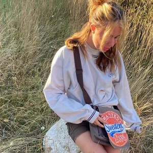 Sweatshirt - Säljer denna beige/gråa sweatshirten! Hör av dig om du är intresserad 💞 frakt: 66kr