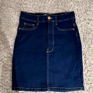 Jeans kjol  - Hej, säljer nu denna fina jeanskjol som är använd ett fåtal gånger pga den blev för liten. Kvaliten är fantastiskt och den är även stretch bar. 