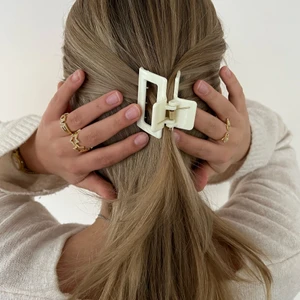 SMYCKEN ✨ - Perfekta julklapparna! Klämman: 79kr Ringarna: 99kr ☃️✨ Gratis frakt!