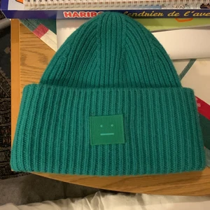 Acne mössa grön - Jag säljer nu min acne mössa i färgen grön, omkretsen är 54 cm. Nyskick 
