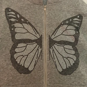 en döskön tröja  - säljer denna ursnygga zip hoodien. den passar inte riktigt på mig