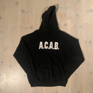 Vintage All cops are baststards hoodie - Vintage A.C.A.B från tidigt 2000 tal, skick 7/10 möjligtvis lite nopprig och trycket har lite cracking men skixket är väldigt bra i övrigt!, storlek L sitter boxy!