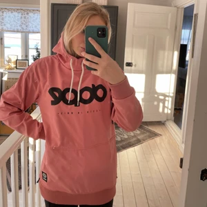 Dope jacka  - Jätte snygg jacka! Använd 1 vinter då jag ville ha en ny. Nypris 1 200kr och säljs inte längre. Storlek xxs men skulle säga att den sitter som en xs/s beroende på vad man har under och hur man vill att den ska sitta. Hyfsat tunn jacka, softshell men funkar på vintern. Köpare står för frakt 