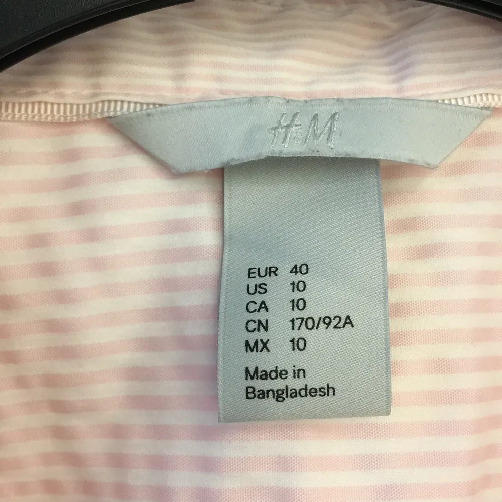 En fin rosa och vit randig skjorta från H&M. Liten i storleken✨. Skjortor.