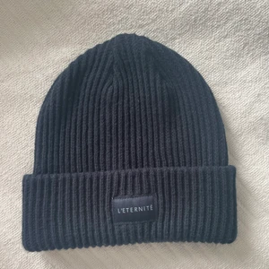 Marinblå mössa - Så fin marinblå mössa med en detalj där fram!! Jätte varm och ”kliar” inte💕💕