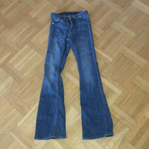 Utsvängda jeans från Monki. Midwaist, bootcut strl 25
