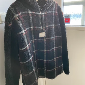 Sad Boys Gear hoodie - Sad Boys Gear Stockholm Beauty Group Dog Fleece Hoodie i fint skick. Deadstock, rare to find. Oversized fit. Passar L-XXL. Nypris 2000 kr. För fler bilder kontakta mig. Mått: chest 62 cm, lenght 70 cm, shoulders 58 cm, hem 60 cm