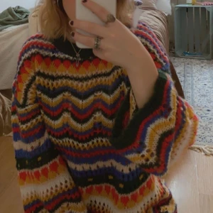 Färgglad stickad tröja - Äääälskar denna! Har dock aldrig på mig :( köpt här på Plick förra året. Passar 36/38/40 beroende på passformen man vill ha! Högst bud vinner avslutas 4/1