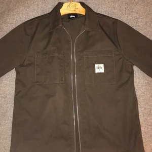 Stussy work jacket  - Brun stussy work jacket. Knappt använd och och säljs inte längre i butik:) Storlek S men passar även mig som M. Skriv vid frågor!   Pris kan diskuteras!
