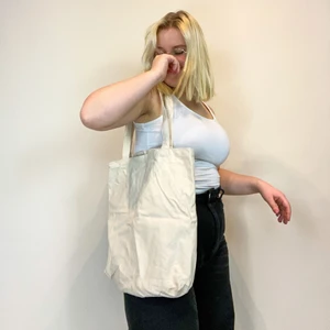 Vit tygpåse - Vit tygpåse utan annat mönster eller tryck. Perfekt om man vill skapa sin egna design på den! 