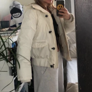 Peak Performance jacka - Säljer denna superfina dunjackan från peak performance i strl M, visas på mig som är xs/s. Den är jättevarm och gosig! 