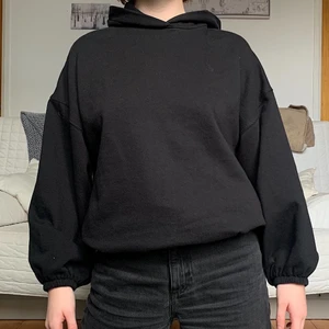 Zara Hoodie - Säljer denna hoodie från Zara i storlek small🖤