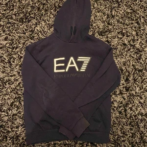 Armani hoodie blå - köpt dehär året inte så använd, säljer för jag inte använder den så mycket