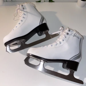Skridskor  - Konståknings skridskor från stadium. Använts fåtal gånger. Gott skick bara en liten repa längst fram. Köparen står för frakten. passar också storlek 37