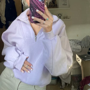 Trendig zipup kofta - Säljer denna fina zipup ljuslila kofta! Slutsåld överallt!Den är i mycket bra skick och endast använd ett fåtal gånger! Perfekt nu när det börjar bli lite kallare!💜