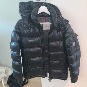 Säljer min Moncler jacka i modellen maya. Strl 0 (XS-S), passar både tjej och kille. Köpt i moncler butiken i Sthlm vintern 2018, kvitto och påse finns, nypris 11.130kr. Den är använd fåtal gånger och inga defekter som man kan se på bilderna. Säljer för 6500kr, pris går dock att diskutera.