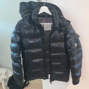 Moncler Maya Jacka  - Säljer min Moncler jacka i modellen maya. Strl 0 (XS-S), passar både tjej och kille. Köpt i moncler butiken i Sthlm vintern 2018, kvitto och påse finns, nypris 11.130kr. Den är använd fåtal gånger och inga defekter som man kan se på bilderna. Säljer för 6500kr, pris går dock att diskutera.