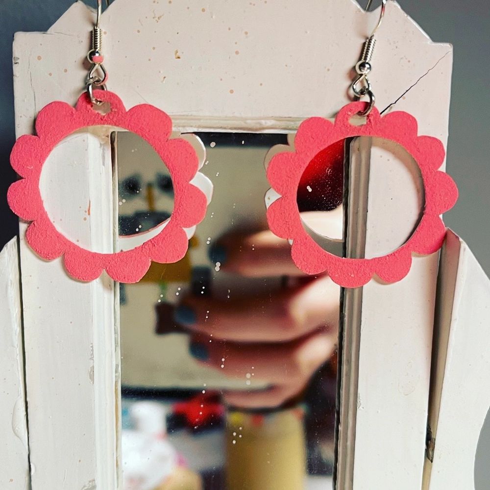 Nu kan man beställa smycken i krympplast! Örhängen, halsband, ringar. Bilderna visar exempel på smycken i krympplast vi gjort. Skriv om duvill ha mer exempel och om du har en beställning så kommer vi överens om ett pris (Mumin halsbandet vi lade upp för ett tag sedan är också i krympplast)❤️❤️❤️. Accessoarer.
