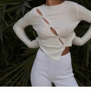 Cool kofta!! - Säljer denna så snygga kofta med diagonal knäppning så den ej kommer till användning 💕💕 BUD ÄR BINDANDE