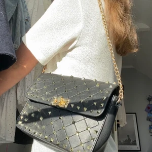 Väska med nitar - Säljer denna coola väska som är köpt på Plick (hennes bilder)  och aldrig använd! Frakt tillkommer!🤍