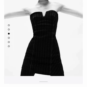 Klänning - Svart klänning med vita ränder från Zara som sitter jättebra. Endast använd 1 gång. 