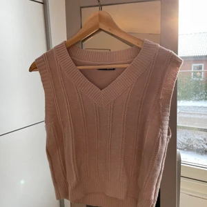 Stickad väst - Fin stickad väst som tyvärr är för liten💜