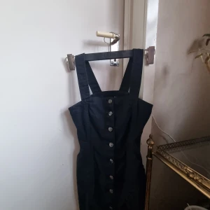 tajt svart klänning! - En tajt svart klänning som anpassar sig till sin egna form med fickor. Passar bra till med vi tröja långärmad tröja tillsammans med stövlar. Och någon kort eller lång jacka, beror på lite på vilken look man söker. 