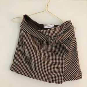 Kjol Mango strl 36 - Rutig kjol med bälte från Mango. Superfin, men tyvärr för liten för mig. 