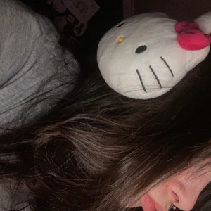 Hello kitty öronmuffar!’ - Jätte söta öronmuffar som tyvärr aldrig kommer till användning.