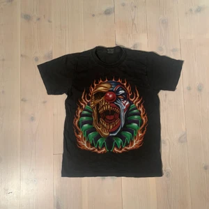 Vintage clown T-shirt - En clown/skelett T-shirt med tryck på ryggen och på framsidan, Skick: 7/10 väldigt fadead annars väldigt bra cond! Storlek S tts