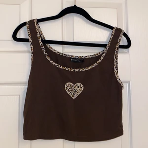 Brun croptopp - Brun croptopp med leopard detaljer, sitter tajt