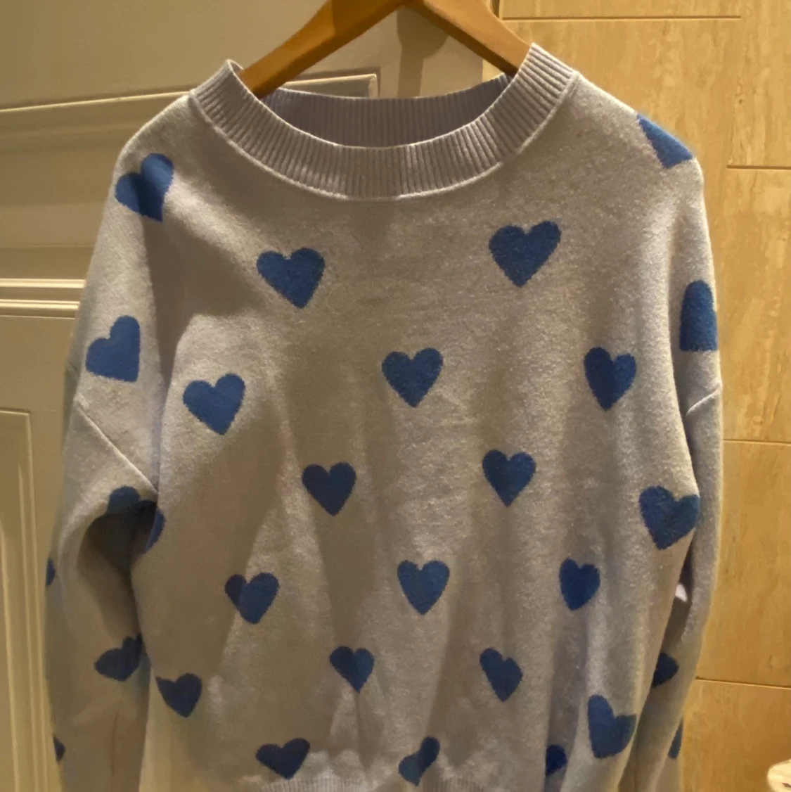 Stickad tröja med hjärtan - 90