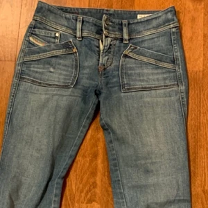 Disel reckfly jeans - Jag säljer mina lågmidjade disel reckfly jeans i storlek 32-34 då dem är för små🤍