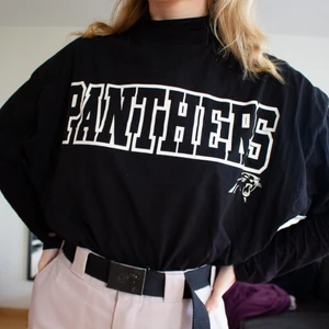 Svart Oversized T-shirt - En svart oversized t-shirt från Asos i superfint skick! Den är i storlek S, och ser extra bra ut med en långärmad tröja under. På andra bilden syns trycket på ryggen!