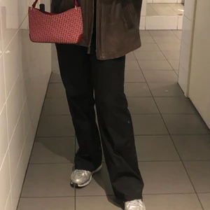 Perfekta kotymbyxor - Super snygga svarta kostymbyxor med små tänder i sig. Knappen har gått av men finns möjlighet att knäppa knäppa i ”metall” biten. Precis som på bilden